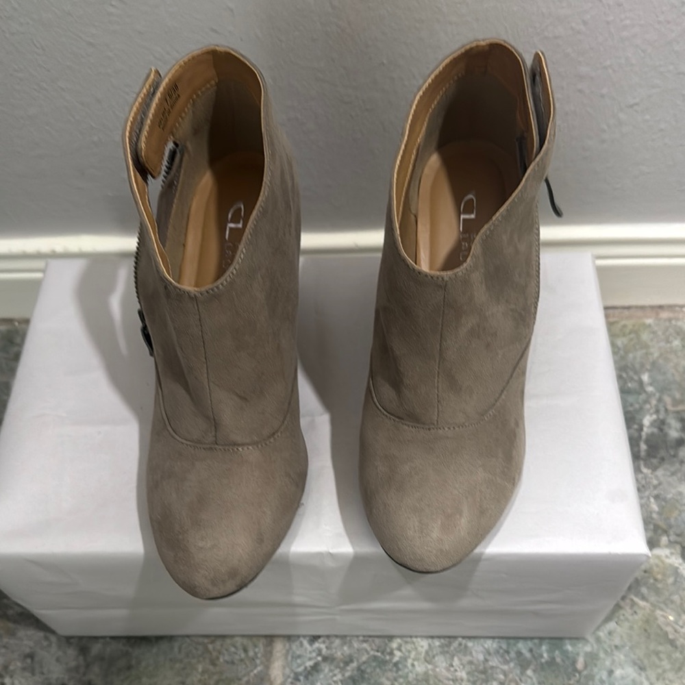 CL by Laundry Women's Tan Ankle Boots
